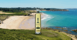 Brastis, le pastis breton avec un paysage breton en fond