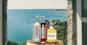 Les Amaretto Adriatico et le Limoncello Mamma Mia face à la mer Adriatique